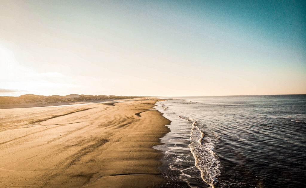 Stranduitzicht tijdens zonsondergang