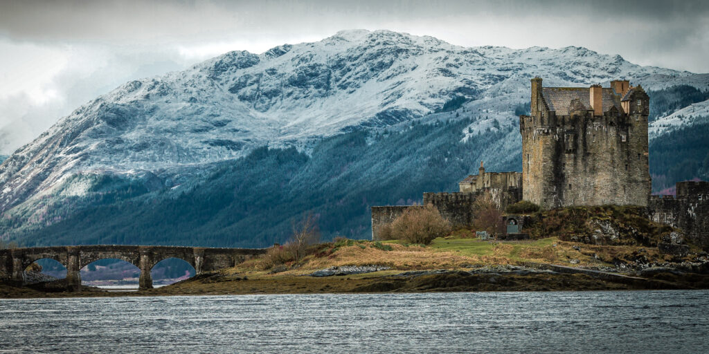 Uitzicht op Eilean Donan Kasteel tijdens je Roadtrip Schotse Highlands