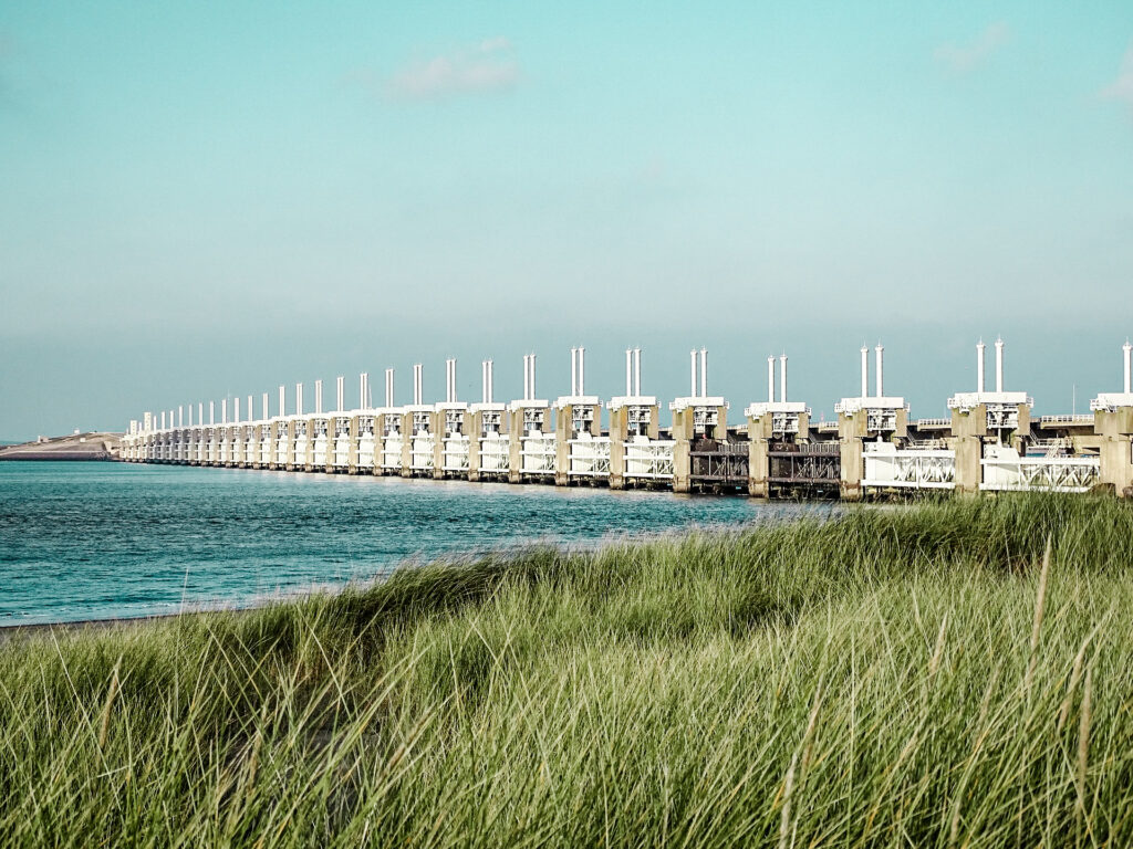 Bewonder de indrukwekkende Stormvloedkering in Zeeland